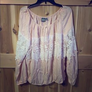Soho blouse with lace.